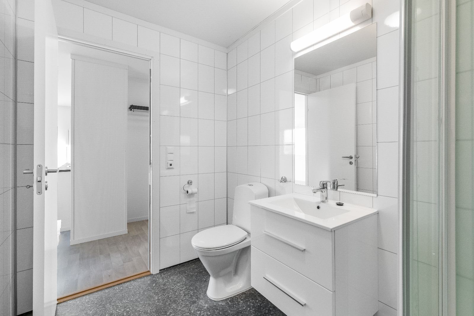 Bad med flislagte vegger og gulvbelegg Galleribilde