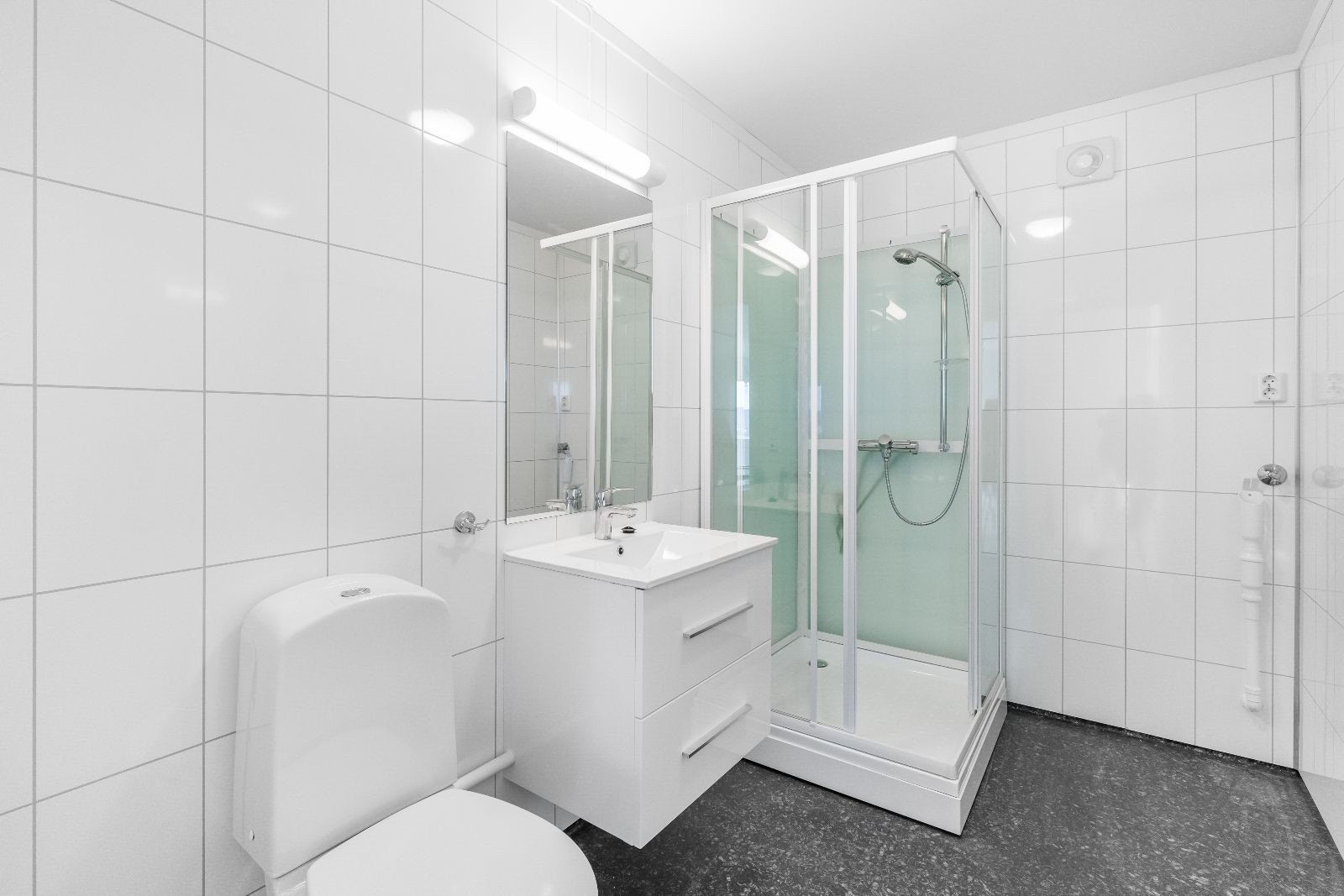 Pent bad med dusjhjørne Galleribilde