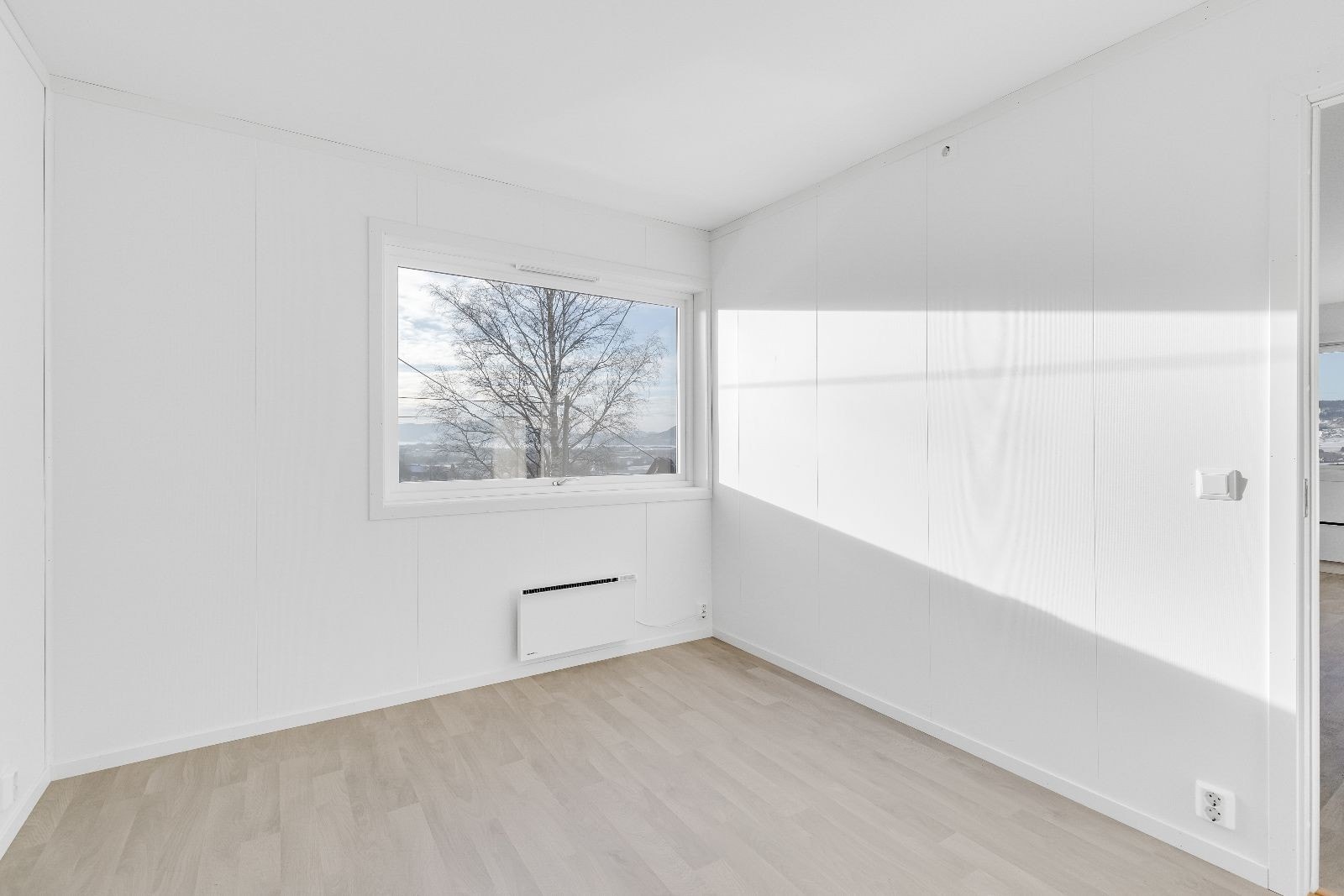 Soverom med lysmalte vegger og stort vindu Galleribilde