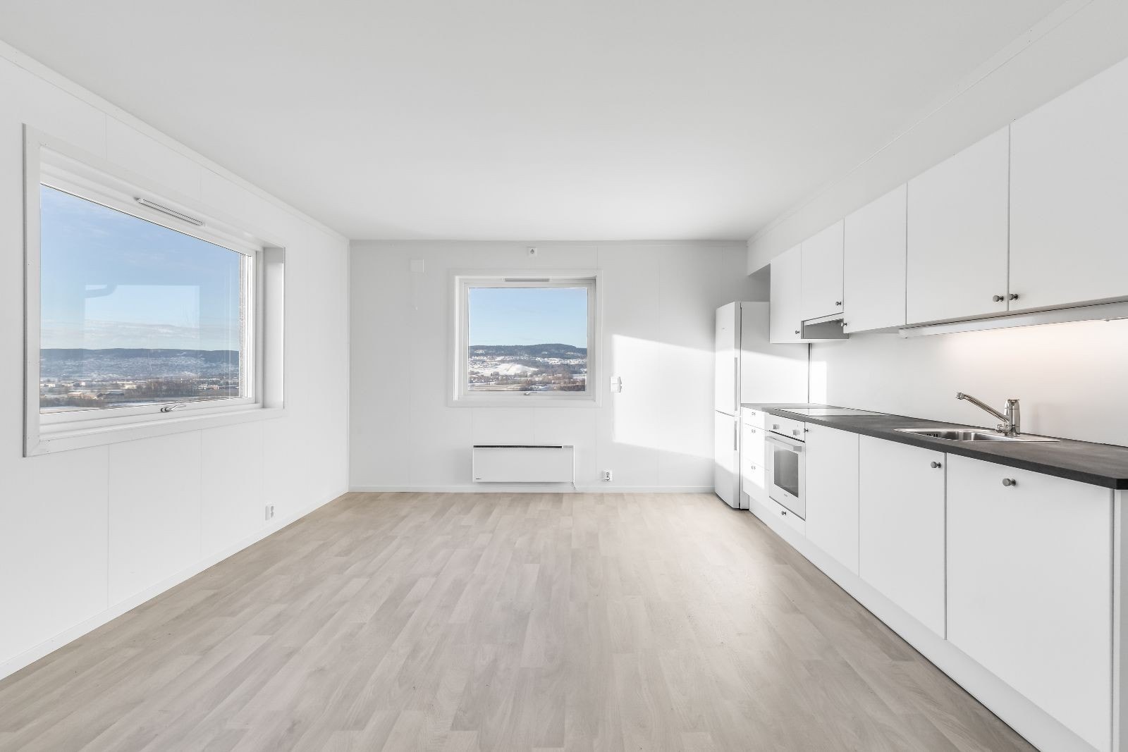 Pen utsikt og store vinduer sørger for rikelig innslipp av naturlig lys Galleribilde