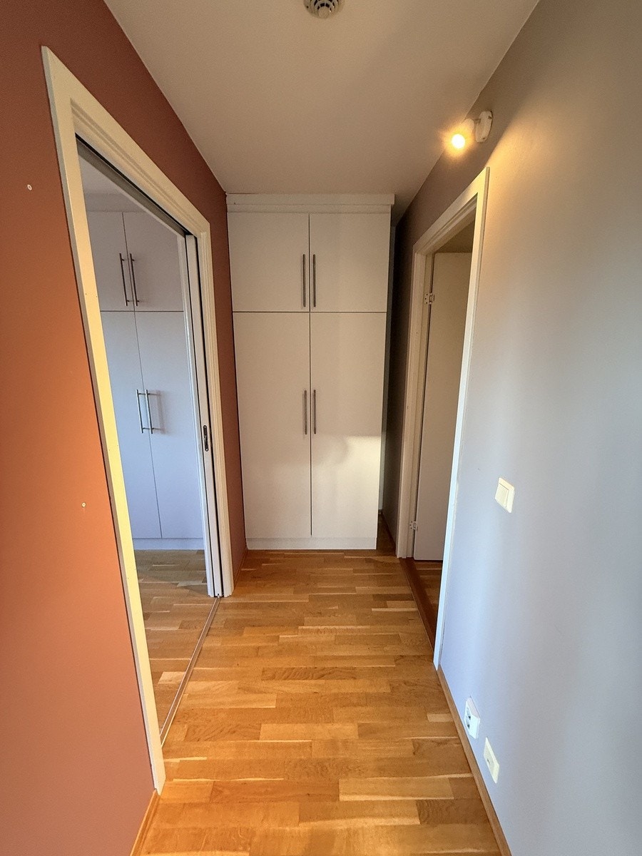 Dør inn til ganga på høyre side, dør til soverom på venstre side Galleribilde