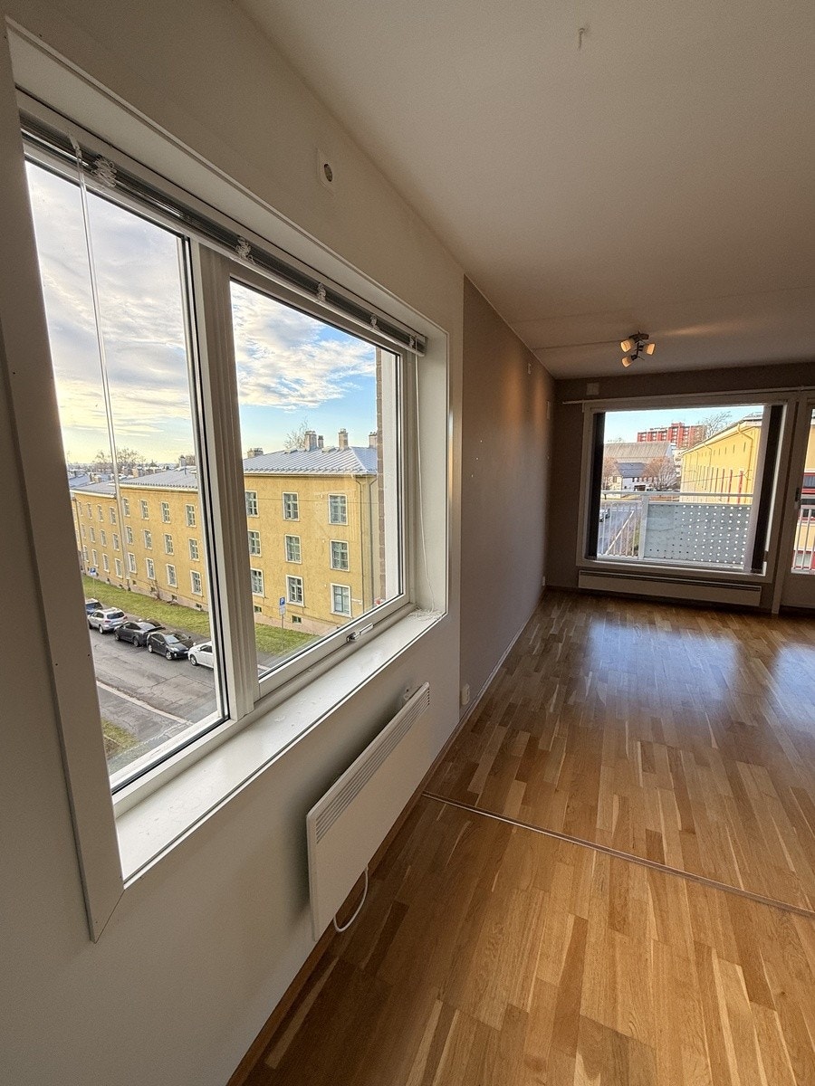 Bilde er tatt stående på kjøkken og ut mot stue Galleribilde