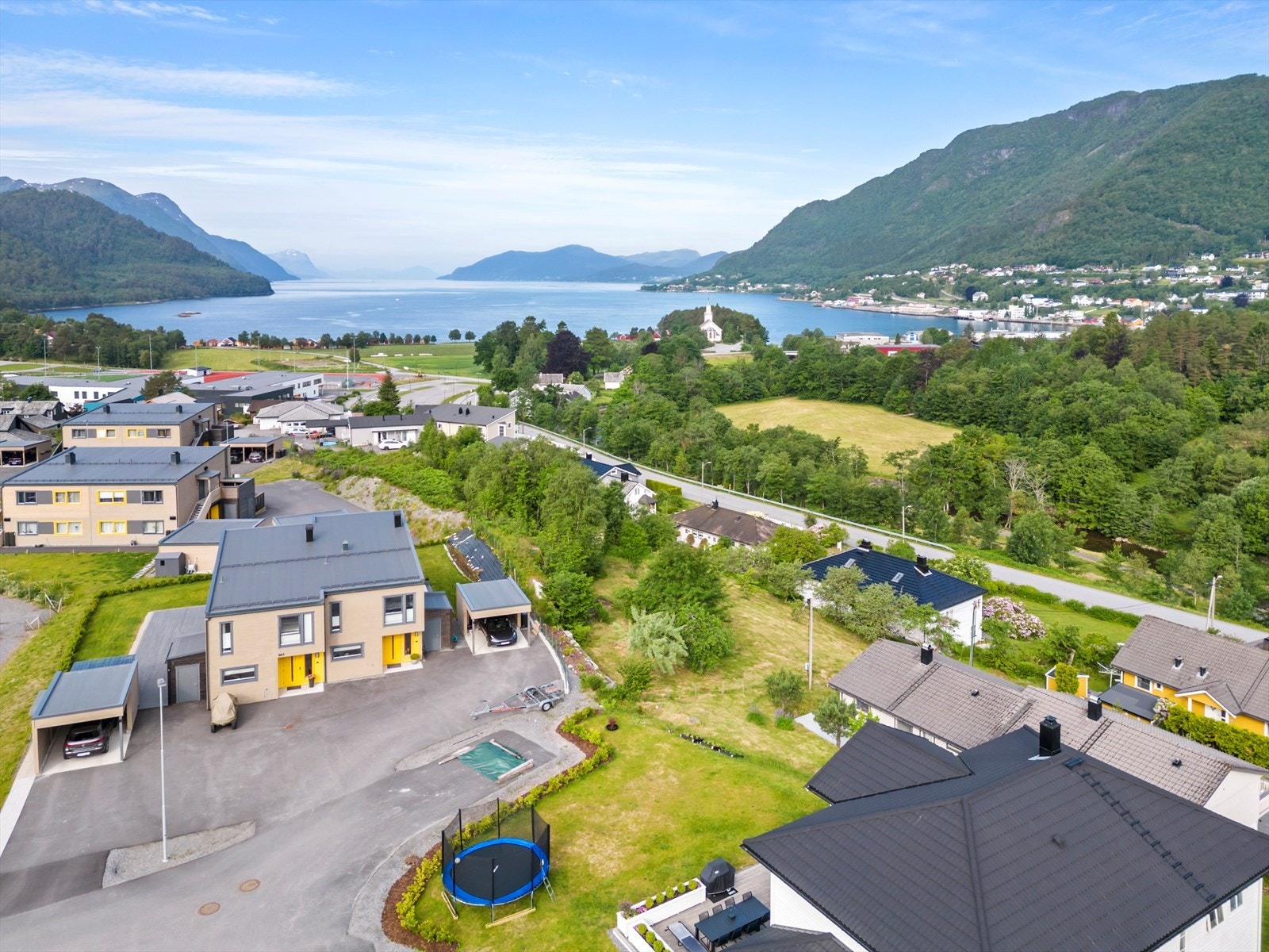 Barne- og ungdomsskole, friidrettsbane, Ørskog stadion med kunstgressbane og idrettshall ligger like ved Galleribilde