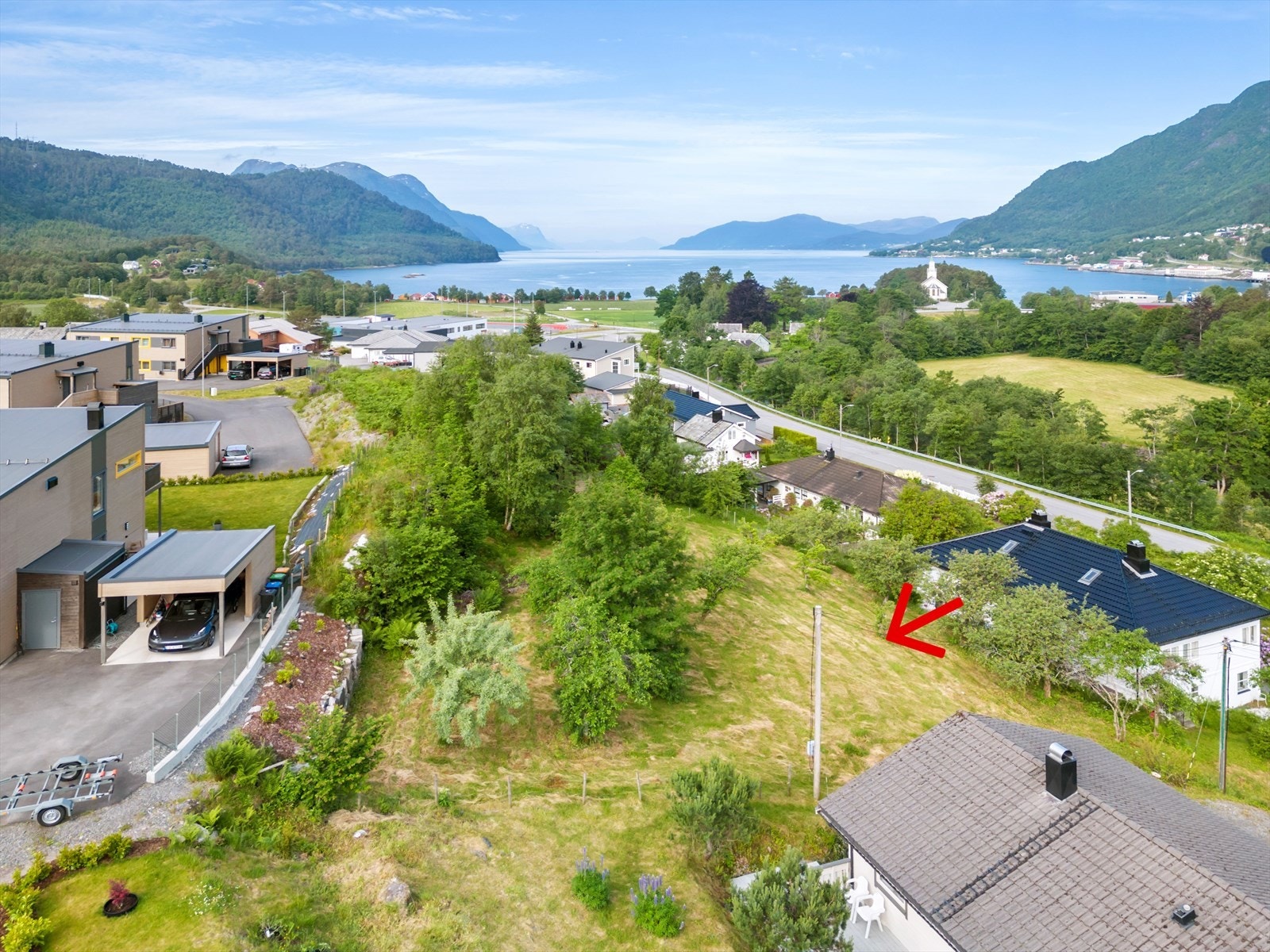 Fin boligtomt i attraktivt boligområde på Sjøholt med flott utsikt vestover mot Ørskogvika og Storfjorden. Bilder er tatt av Ingvald Kaldhussæter. Galleribilde