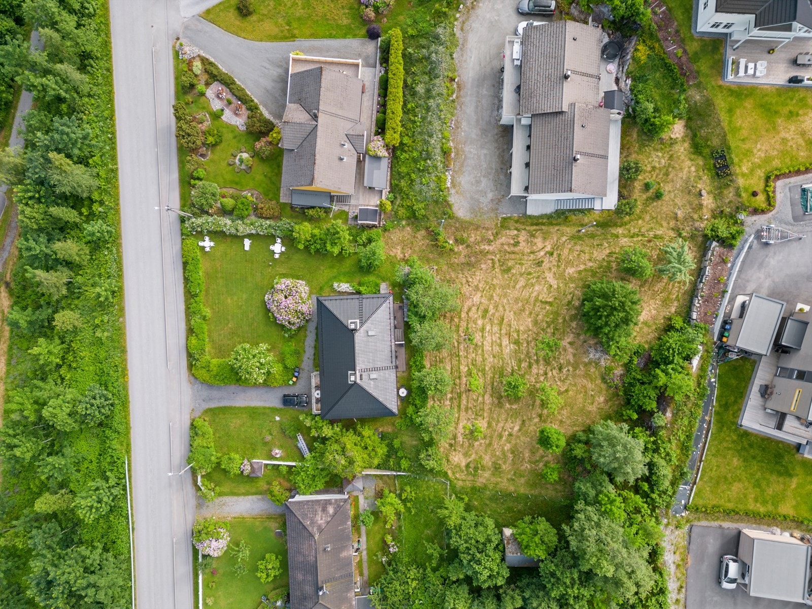 Tomta har en nordvestvendt orientering og veitilkomst er sikret som del av tomta mot nordøst Galleribilde
