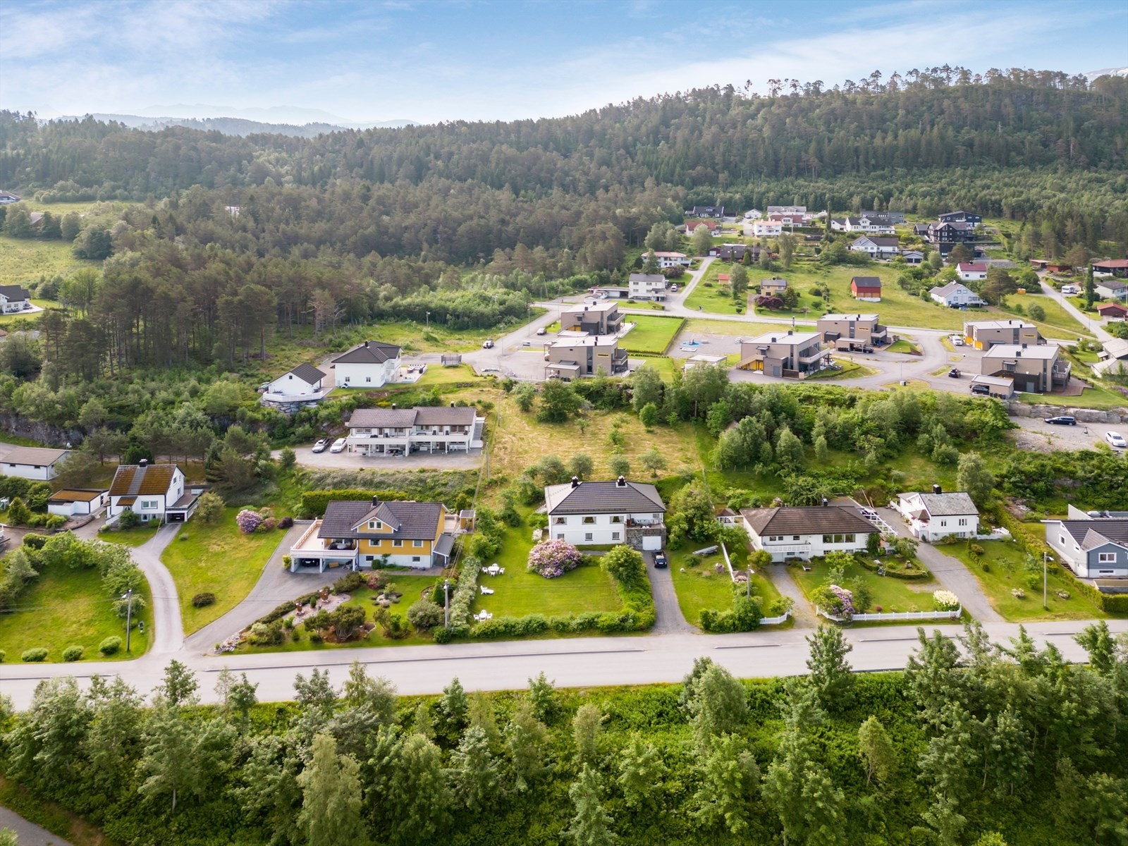 Flotte turmuligheter i nærområdet med bla. tursti- langs Ørskogelva nedenfor eiendom. Galleribilde