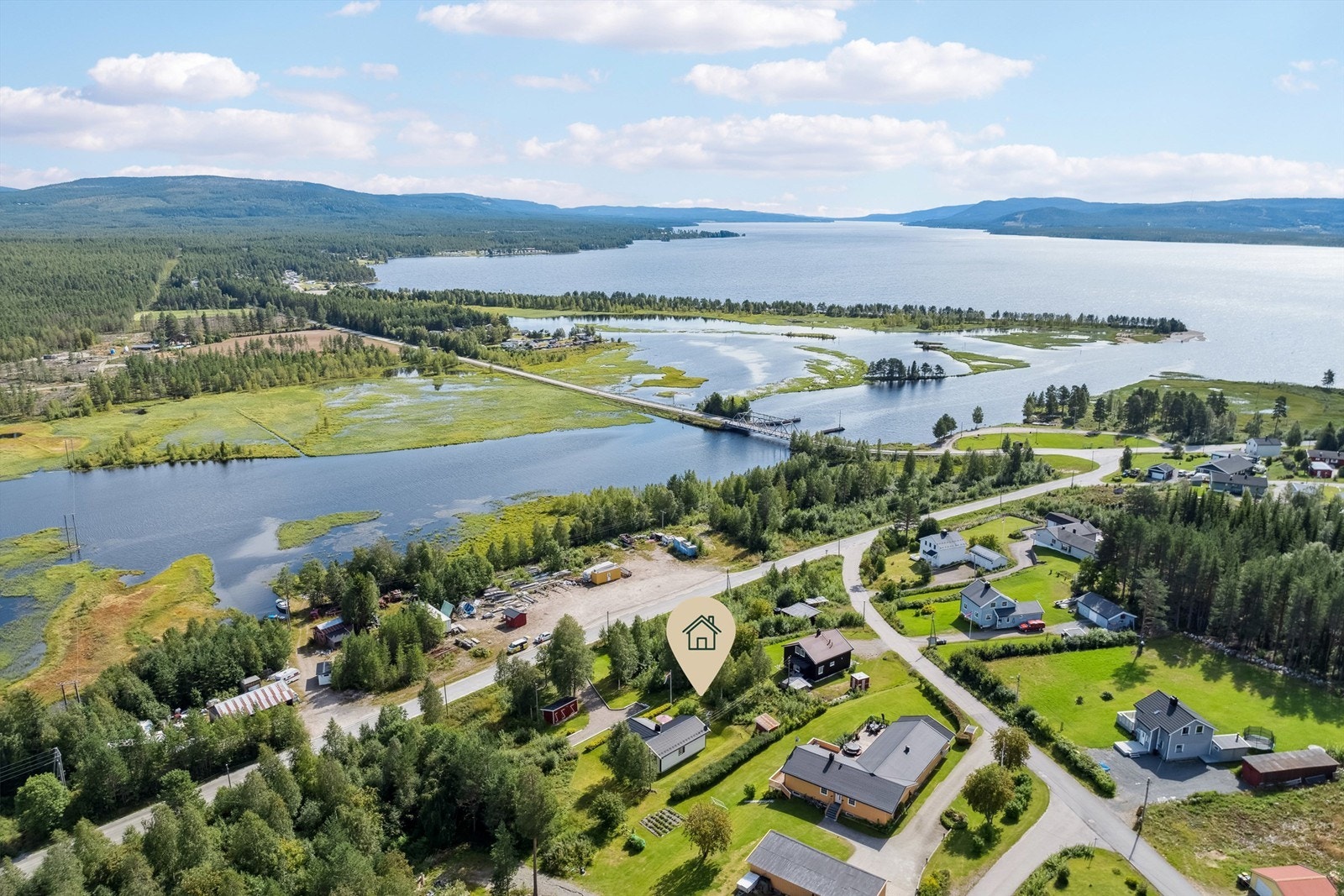 Osen er kjent for en av Norges lengste sandstrender og den ligger kun et steinkast unna fritidsboligen. Galleribilde