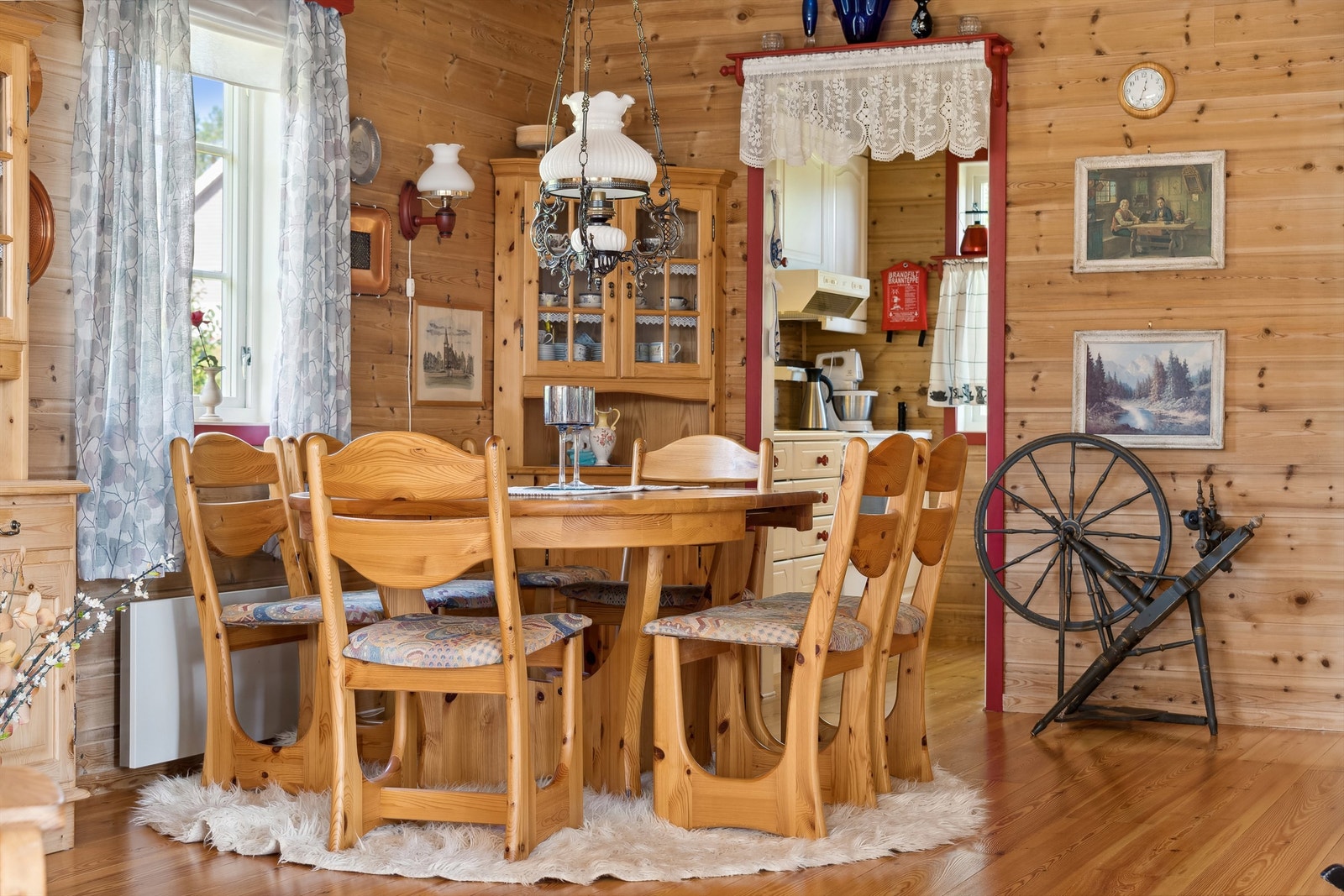 Spisestuen er praktisk plassert utenfor kjøkkenet for de hyggelige samtalene i gode lag. Galleribilde