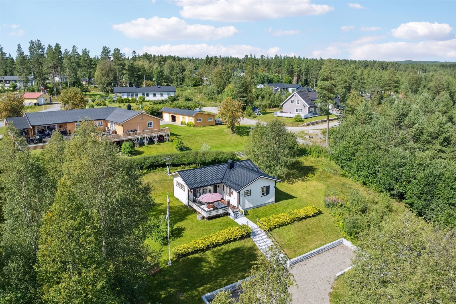 Eiendommen ligger pent til få meter enden av Nordre Osen. (Foto: EFKT v/ Johan Anderson) Galleribilde