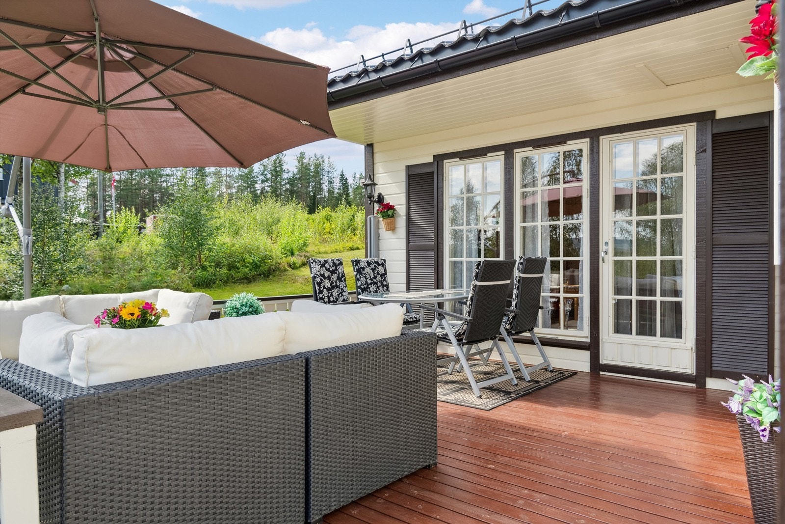 Romslig terrasse med gode solforhold. Galleribilde