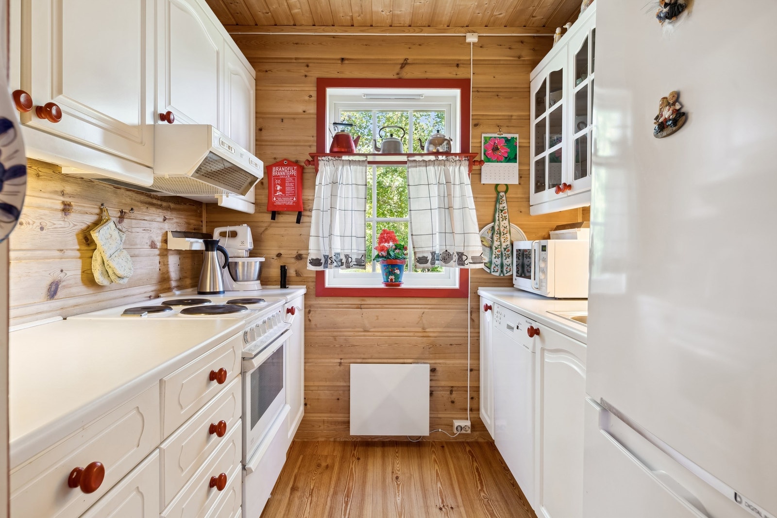 Kjøkken med gode oppbevaringsmuligheter Galleribilde