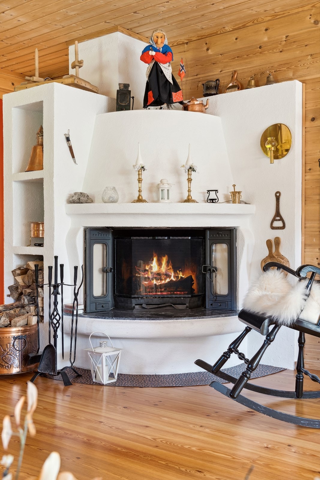 Stor og flott peis som gir godt med varme. Galleribilde