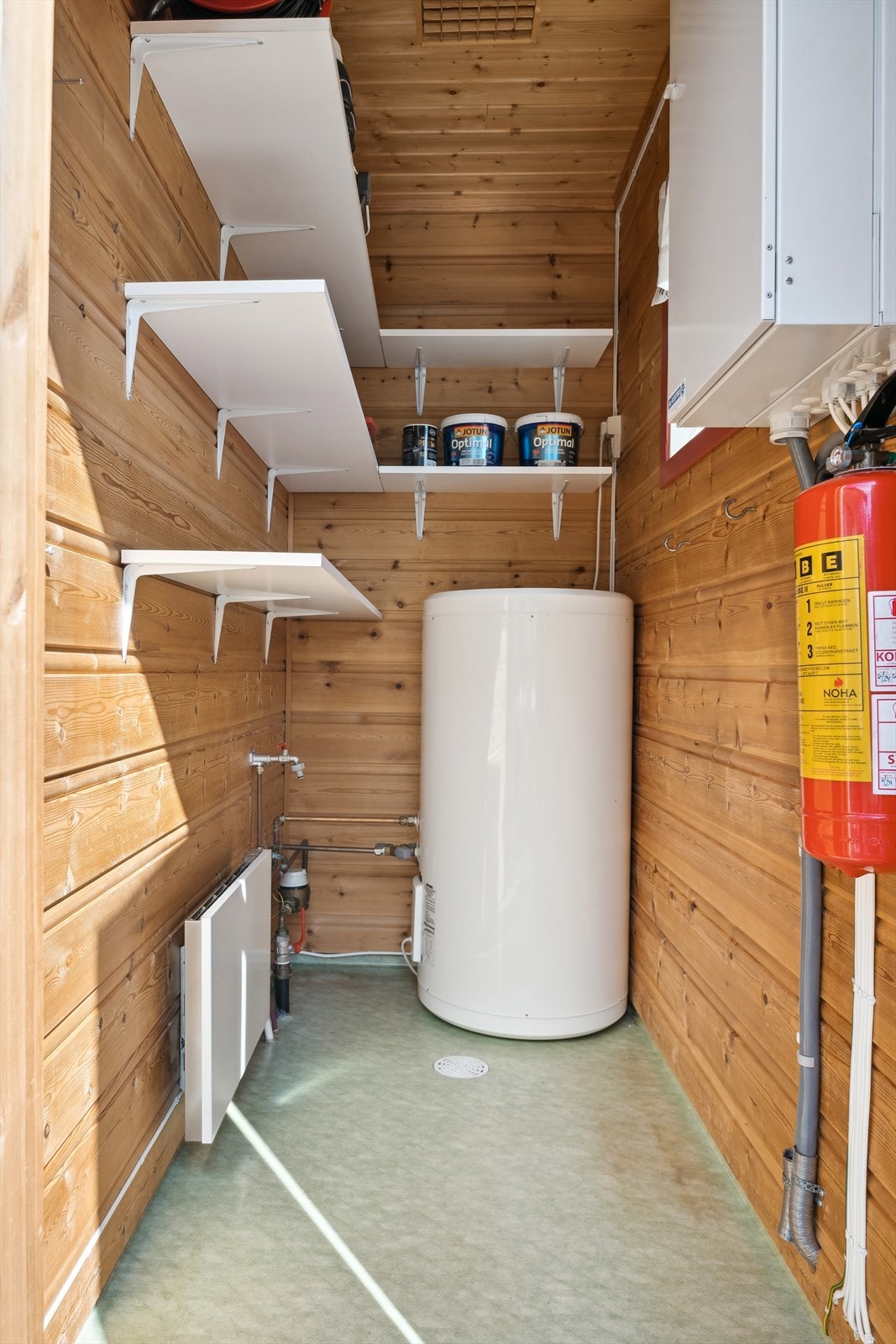 Teknisk rom/bod utvendig. Boden er isolert og har sluk mtp. hvis det skulle oppstå lekkasje i varmtvannsbereder. Galleribilde