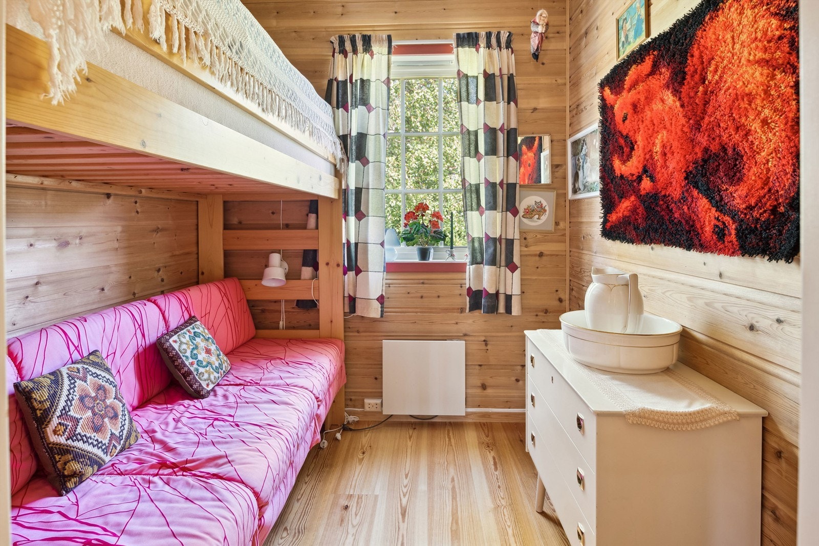 Soverom 2 har plass til familiekøye hvor man kan få dobbeltseng nede og enkeltkøye oppe. Galleribilde