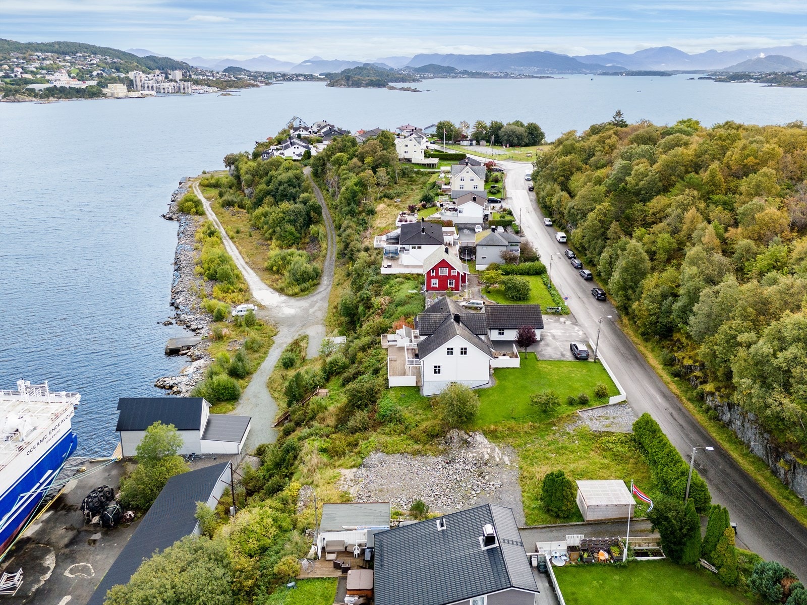 Dronebilde av tomten og området Galleribilde