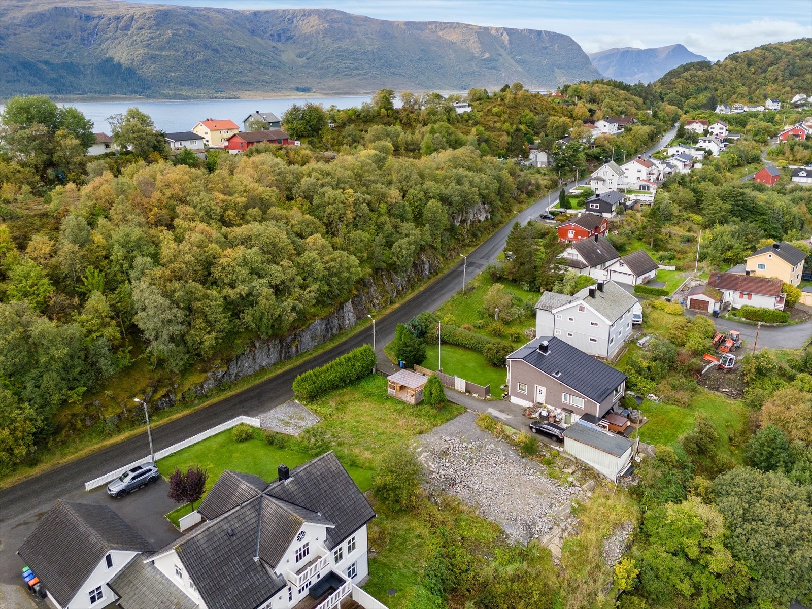 Dronebilde av tomten og området Galleribilde