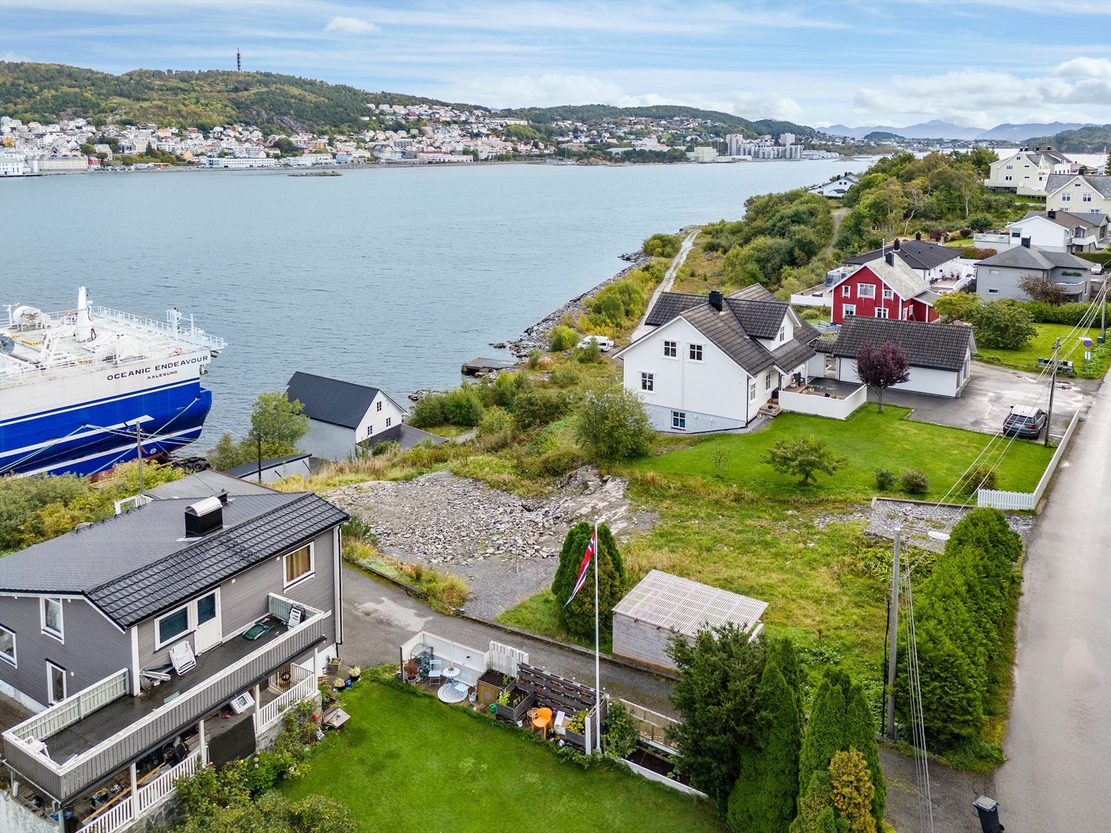 Dronebilde av tomten og området Galleribilde