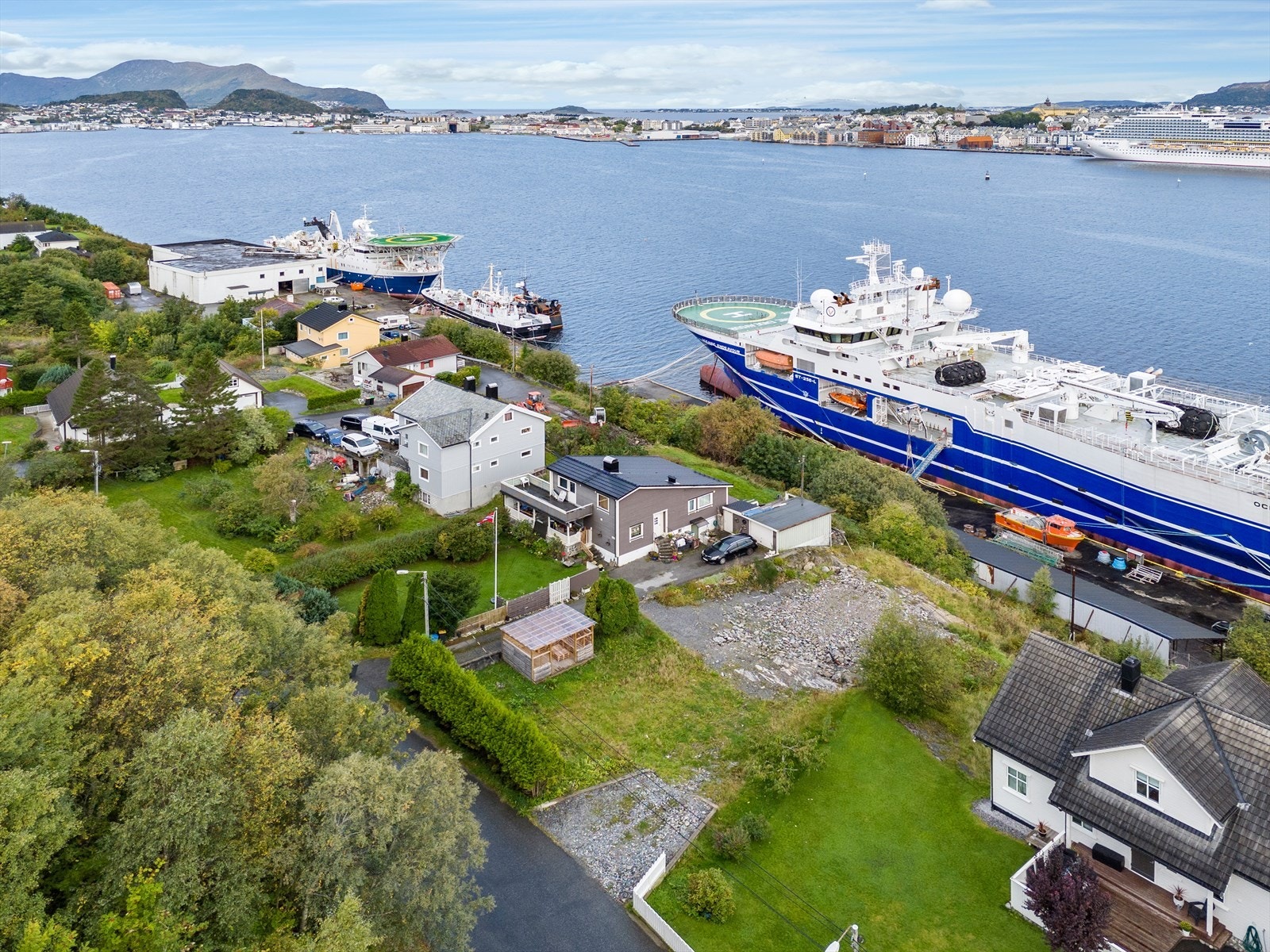 Dronebilde av tomten og området Galleribilde