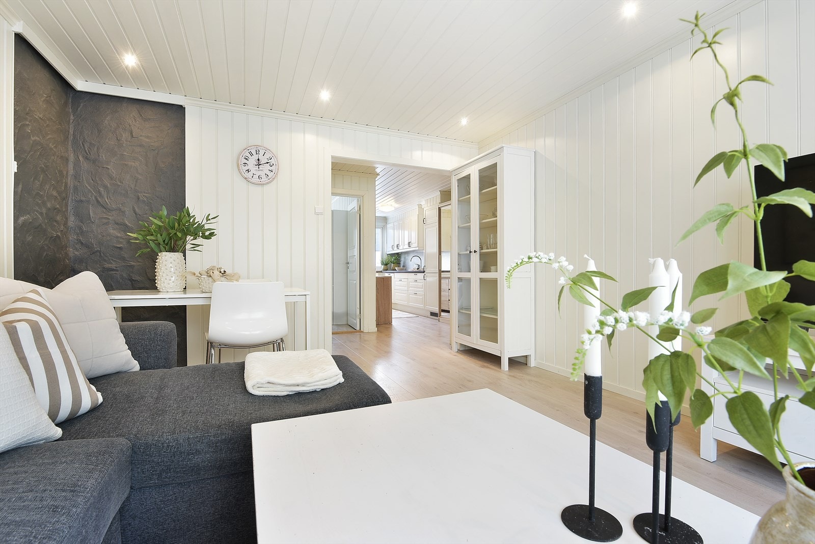 Lys og romslig stue. Galleribilde