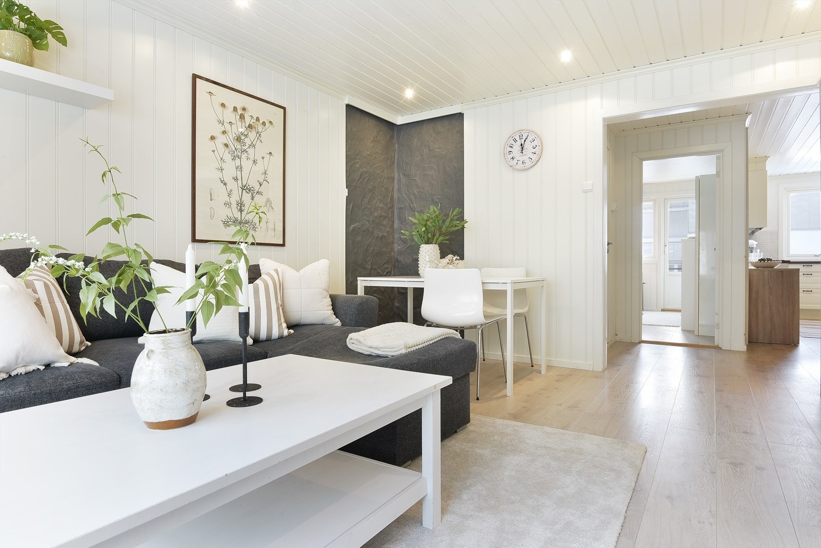 I stuen er det også plass til spisestue. Det er pipeløp i leiligheten. Galleribilde