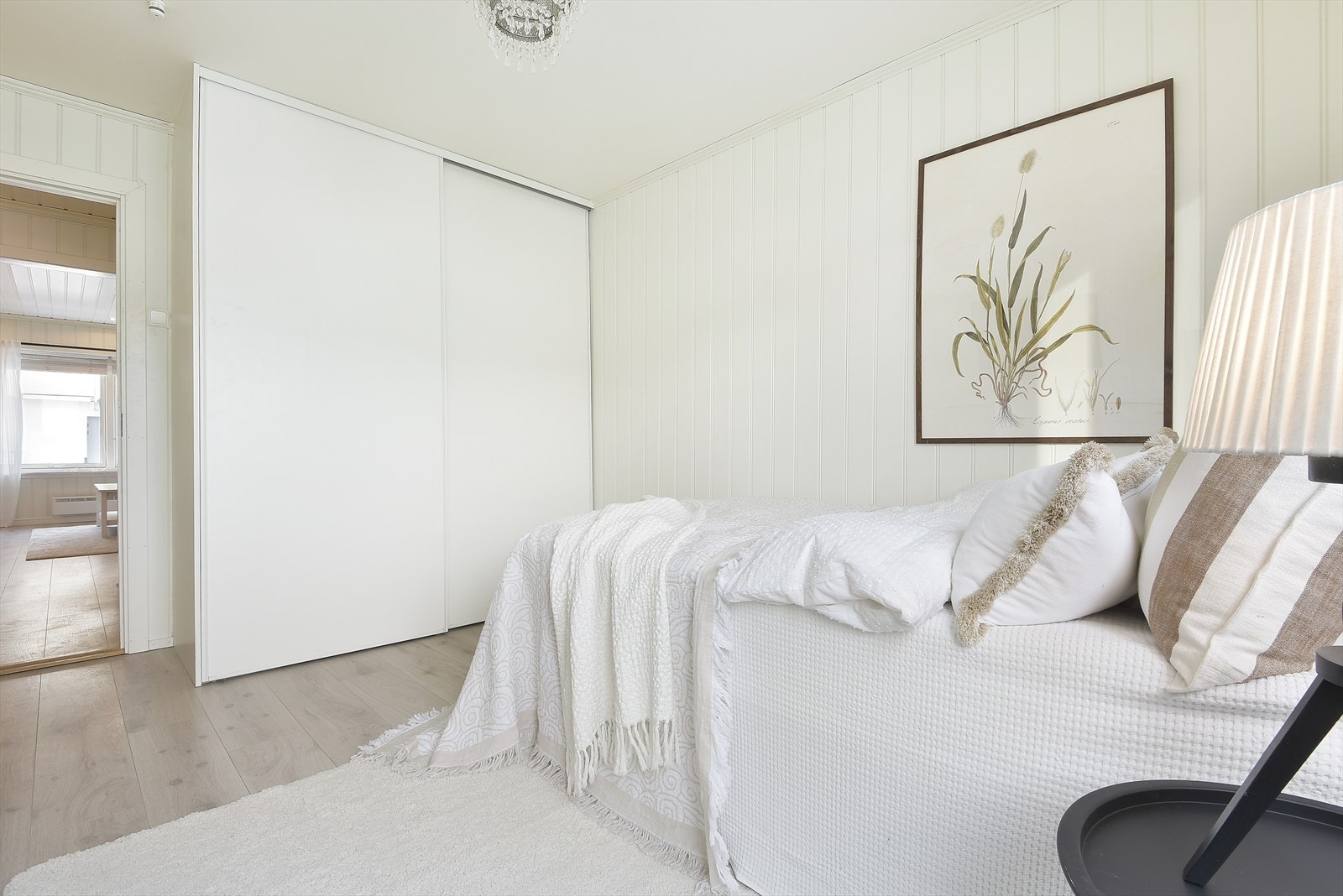 Praktisk skyvedørsgarderobe på soverommet. Galleribilde