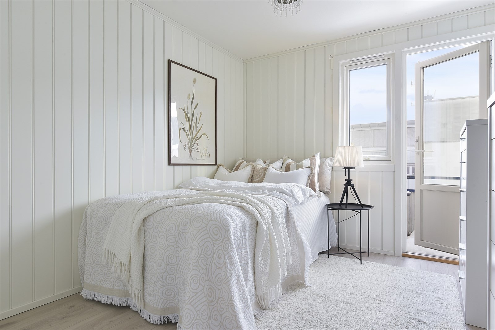 Soverommet har god plass til dobbeltseng og utgang til balkong. Galleribilde