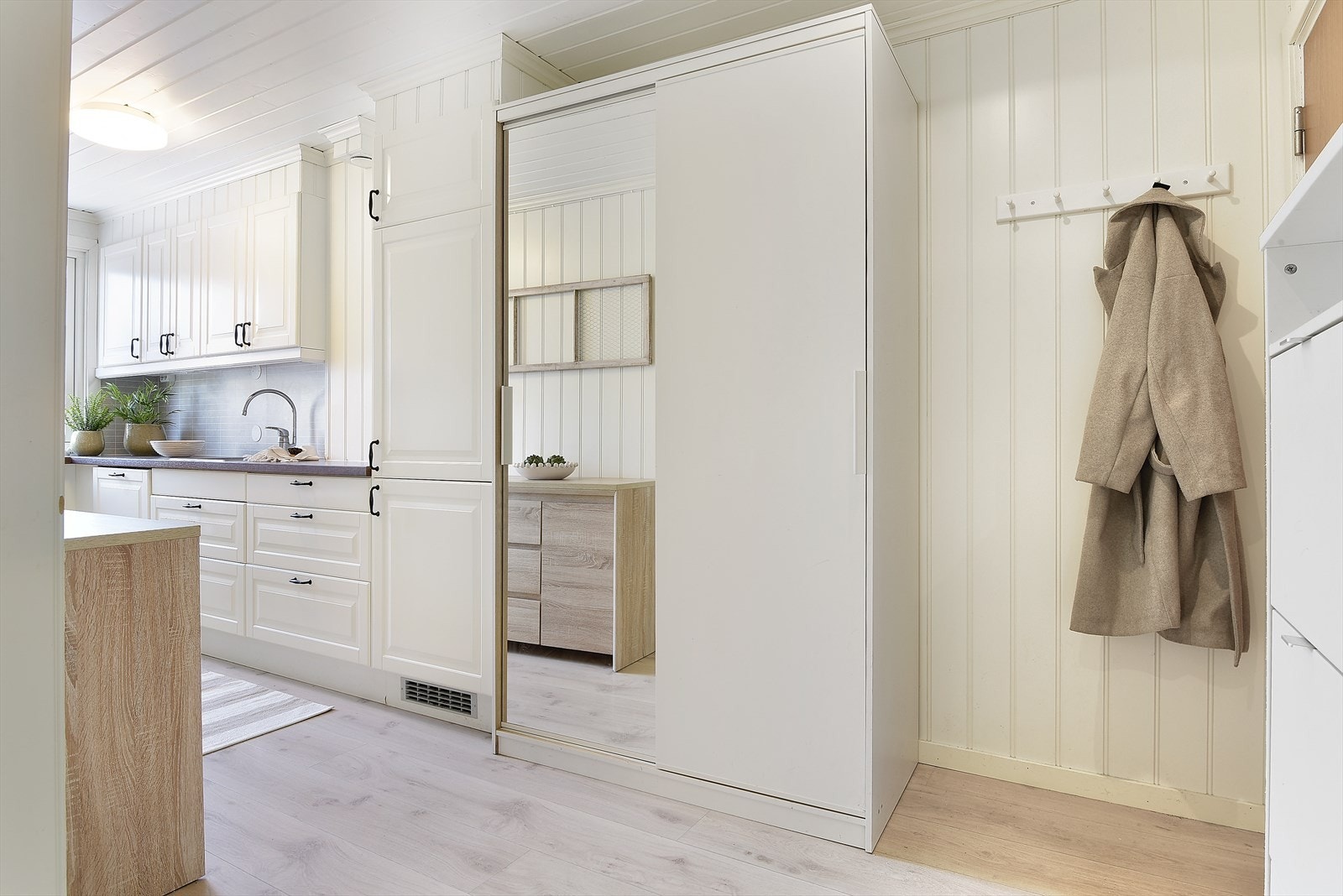 Ved inngangsdøren er det plass til garderobeskap og mulighet til å henge fra seg yttertøy. Galleribilde