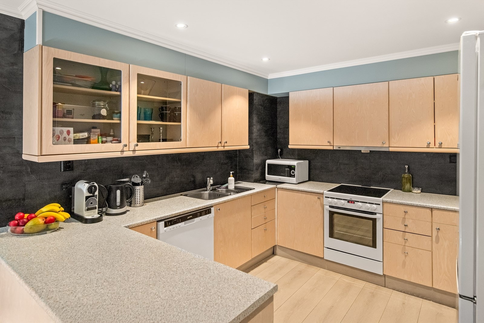 Det er i 2022 montert eldre brukt kjøkkeninnredning bestående av slette fronter. Det er montert ventilator over kokesonen. Galleribilde