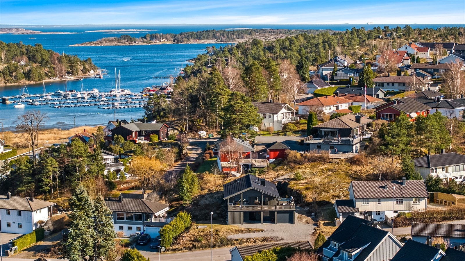 Boligen ligger på en solrik romt som gir fantastiske solforhold gjennom hele dagen, perfekt for utendørs opphold og avslapning. Galleribilde