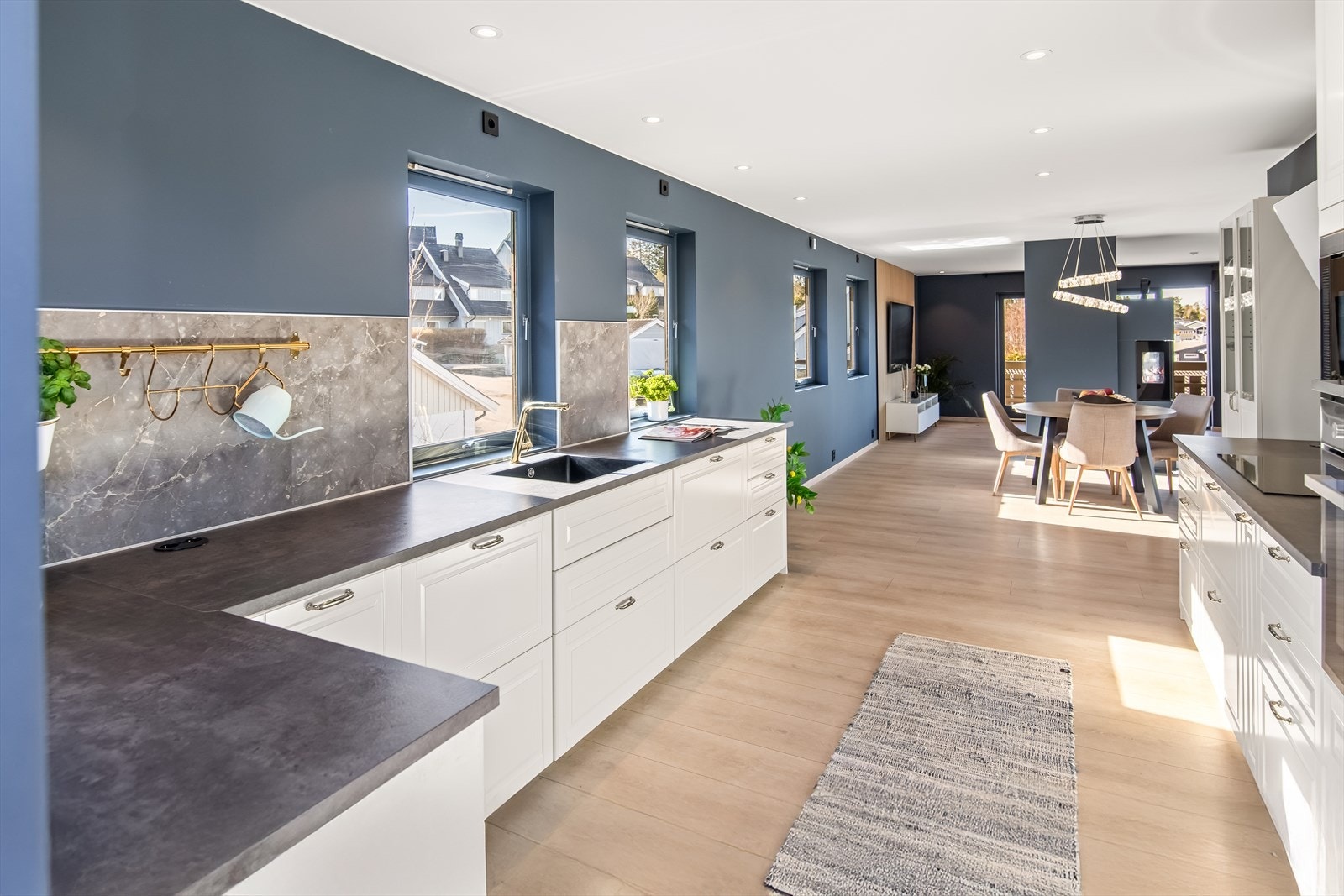 Kjøkkenet er utstyrt med integrerte hvitevarer, inkludert platetopp, stekeovn, oppvaskmaskin samt kjøle- og fryseskap. Over platetoppen er det montert ventilator med avtrekk ført over tak. Galleribilde