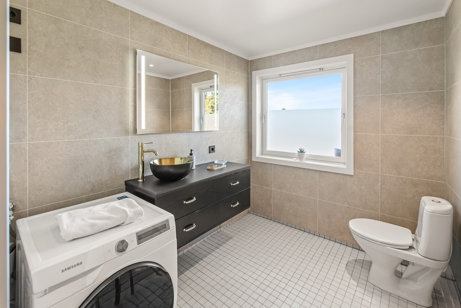 Det er også opplegg for vaskemaskin og strømuttak til tørketrommel. Ventilasjon via mekanisk avtrekk. Galleribilde