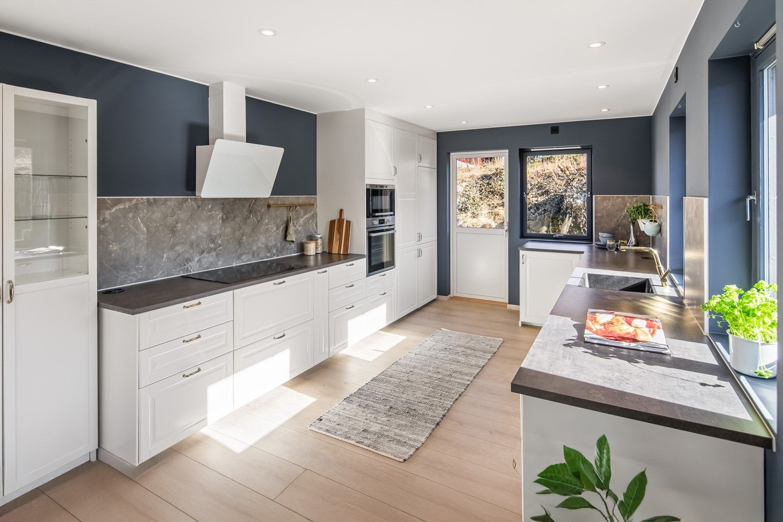 Den moderne innredningen byr på rikelig med både skap- og benkeplass, med lyse, profilerte fronter og benkeplater i slitesterk laminat. Galleribilde