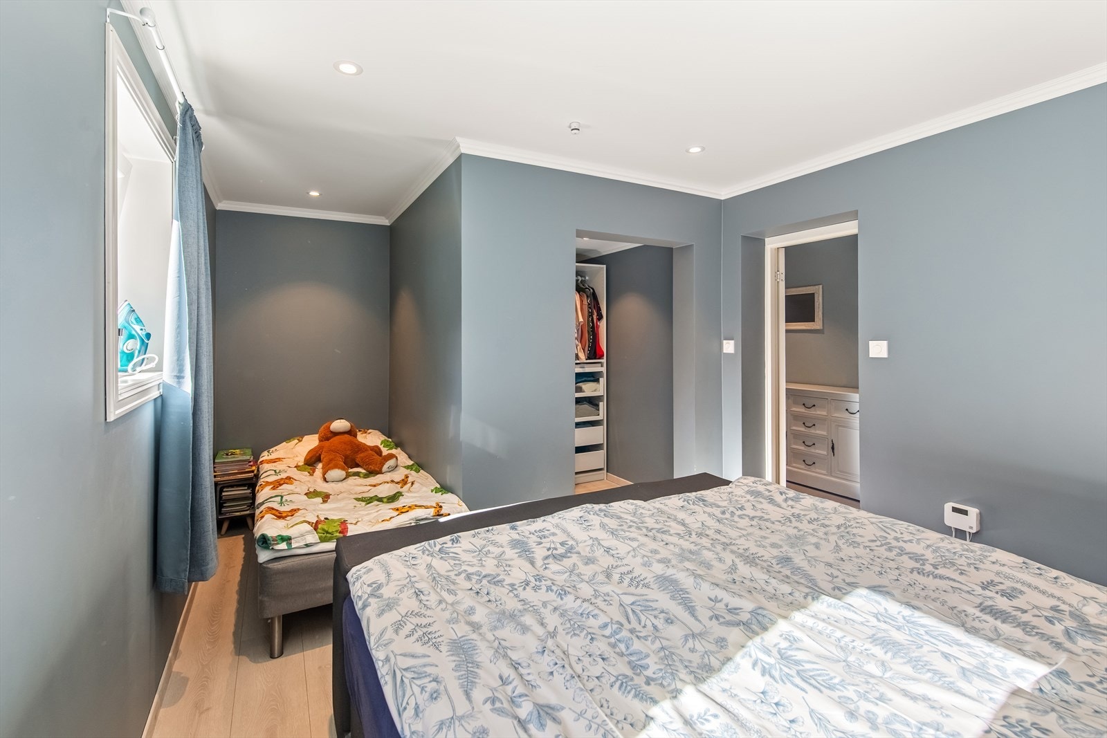 Soverom med tilknyttet walk-in garderobe. Galleribilde