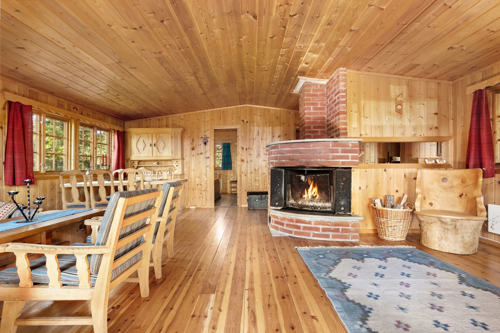 Store vinduer slipper inn rikelig med naturlig lys og gir en fantastisk utsikt over de naturskjlnne omgivelsene. Galleribilde