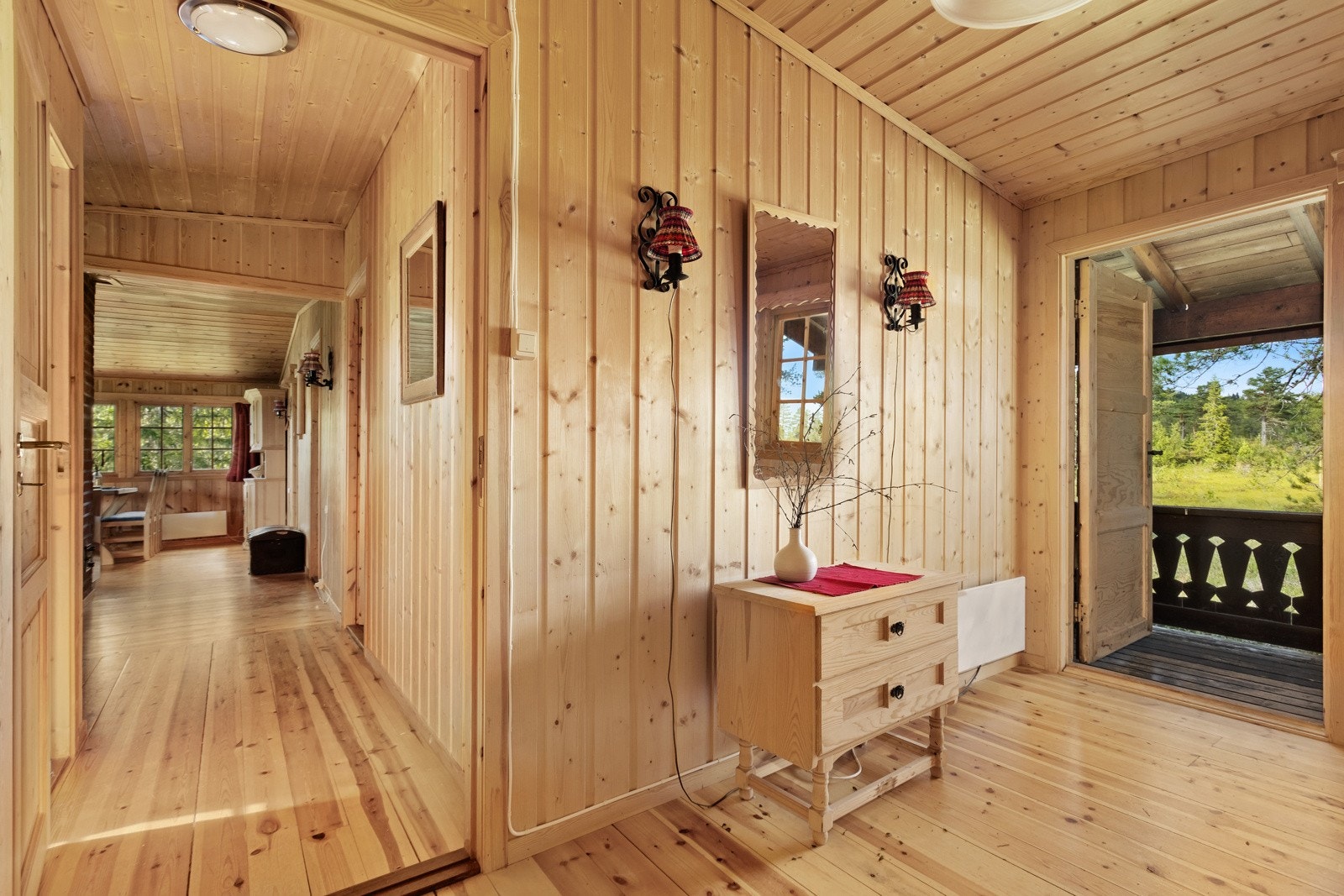 Den gode plassen gir deg mulighet til å ta av deg yttertøy og komme deg raskt videre til resten av hytten, samtidig som den beholder en god og komfortabel atmosfære. Galleribilde