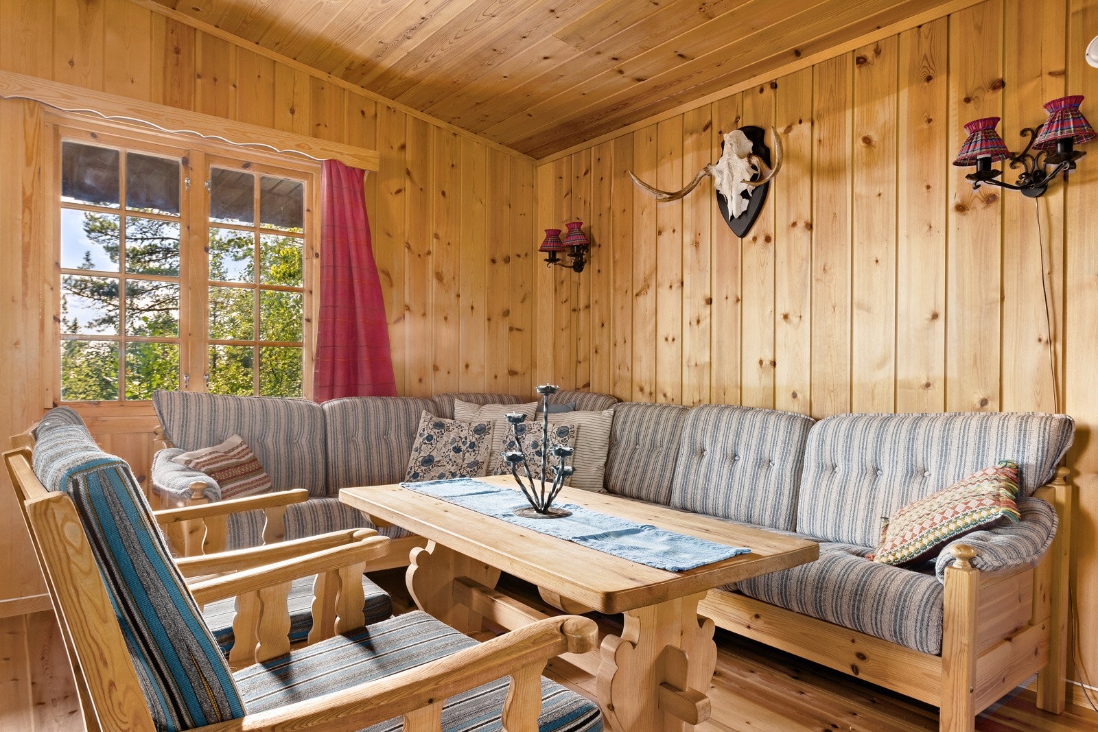 Med en koselig sofagruppe og et romselig spisebord, gjør det rommet ideelt for både avslapping og sosialt samvær. Galleribilde