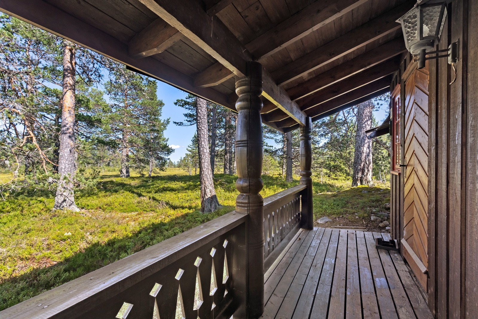 Ved inngangspartiet har du mulighet til å sette opp en koselig sittegruppe, perfekt for å slappe av og nyte de vakre omgivelsene. Galleribilde