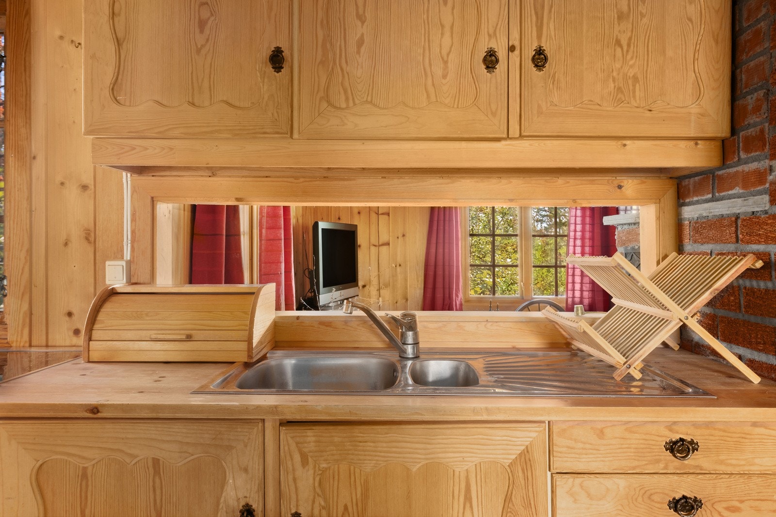 Med et lite "vindu" over vasken, som gir innsyn til stuen, slik at man kan være en del av samtalene og stemningen mens man lager mat. Galleribilde