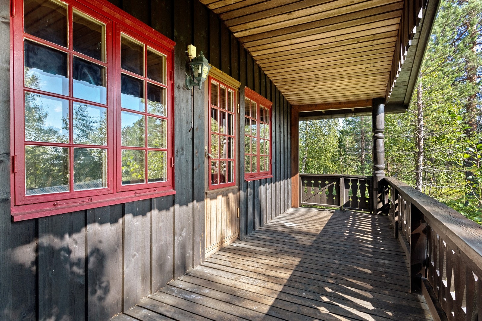 Hytten har en stor terrasse på fremsiden, samt en koselig terrasse ved inngangspartiet Galleribilde