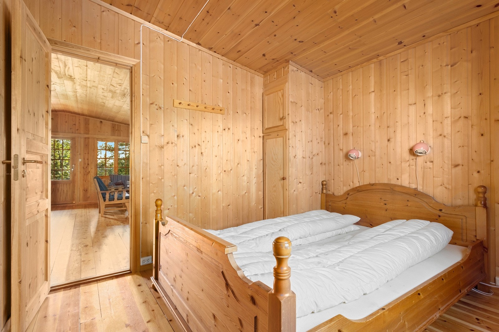 Et lite vindu slipper inn naturlig lys og gir rommet en lys og luftig følelse, samtidig som det beholder en koselig og intim atmosfære. Galleribilde