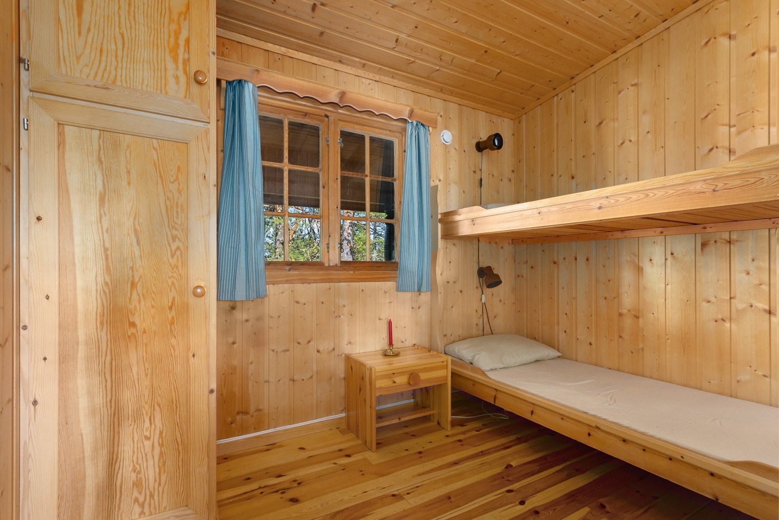 De to andre soverommene er innredet med køyesenger og gir totalt 6 sengeplasser, noe som gjør dem ideelle for familier eller grupper. Galleribilde