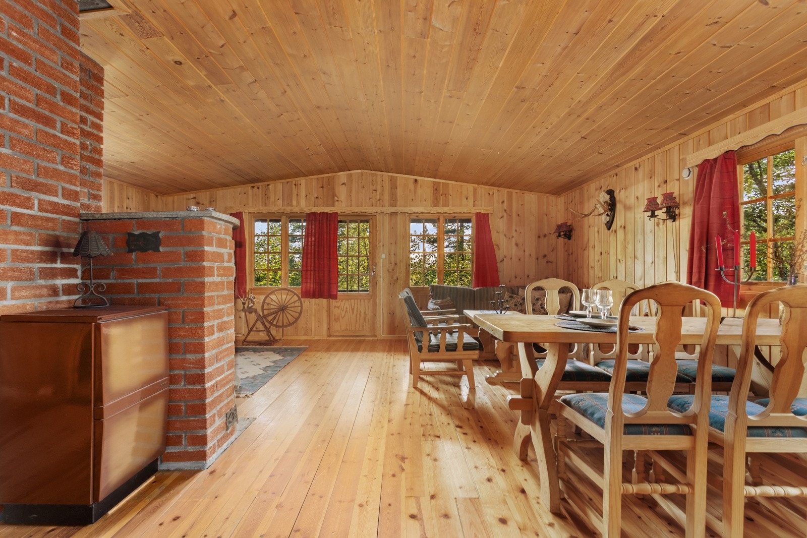 Videre innover i hytten møter du den koselige og innbydende stuen med en tradisjonell, rustisk hytteføelse Galleribilde