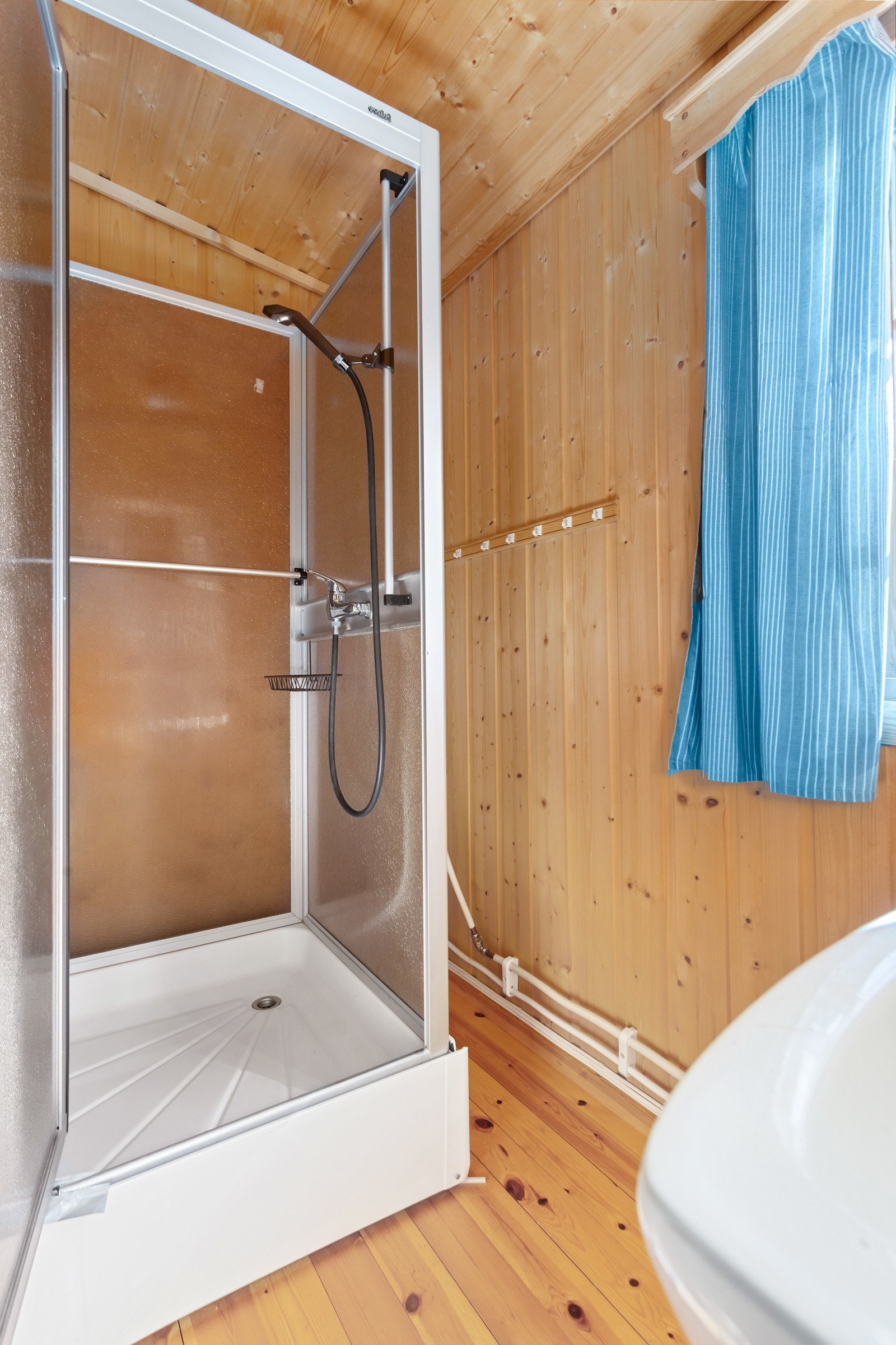 Selv om badet er kompakt, er det funksjonelt og ideelt for både rask morgenrutine eller en avslappende dusj etter en dag ute. Galleribilde