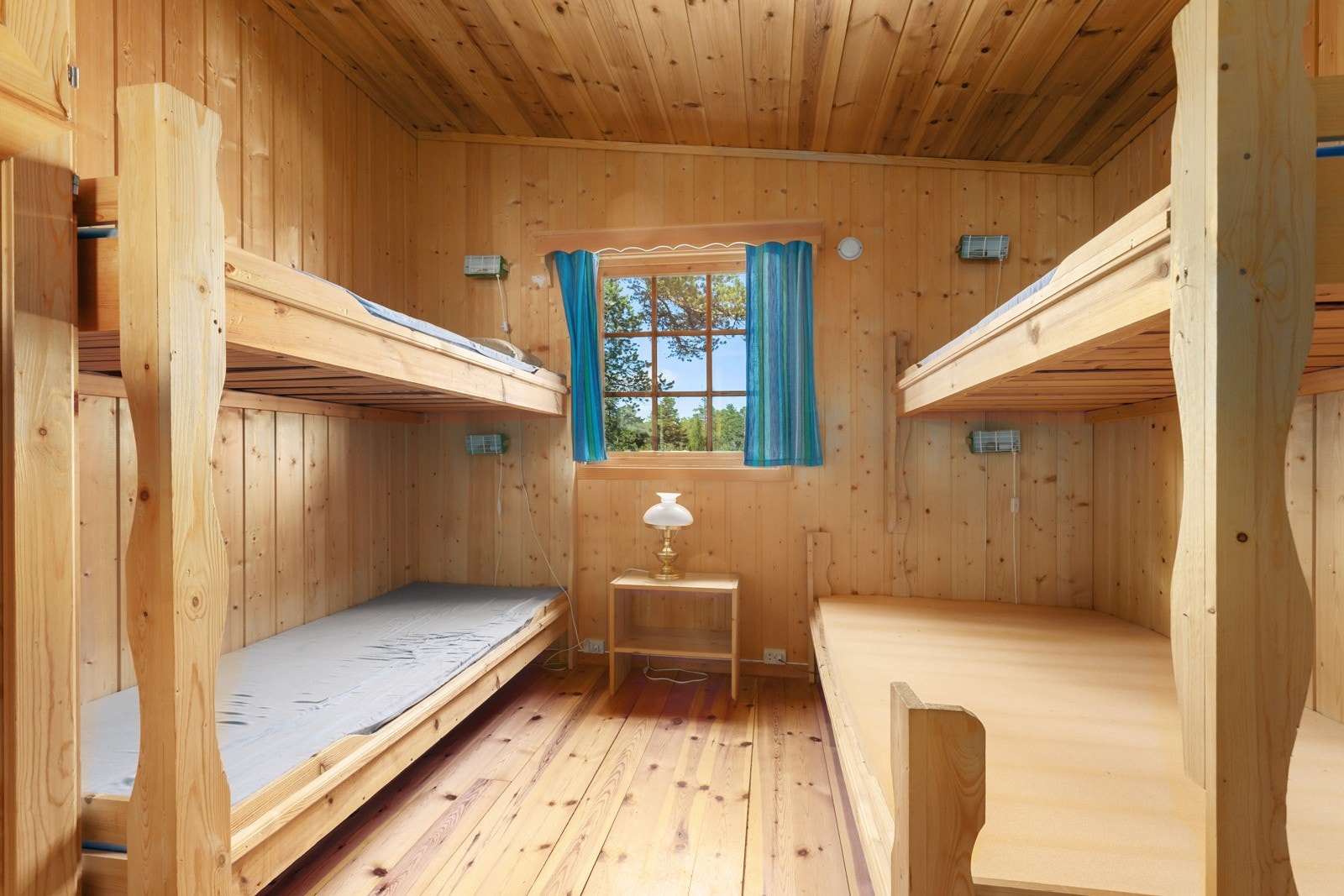 Begge rommene har vinduer som slipper inn naturlig lys og gir en luftig og trivelig atmosfære Galleribilde