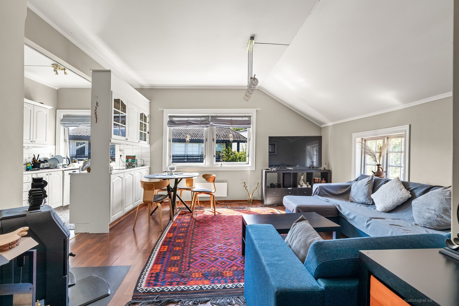 Stuen har flere møbleringsmuligheter og plass til sofa og spisebord. Galleribilde