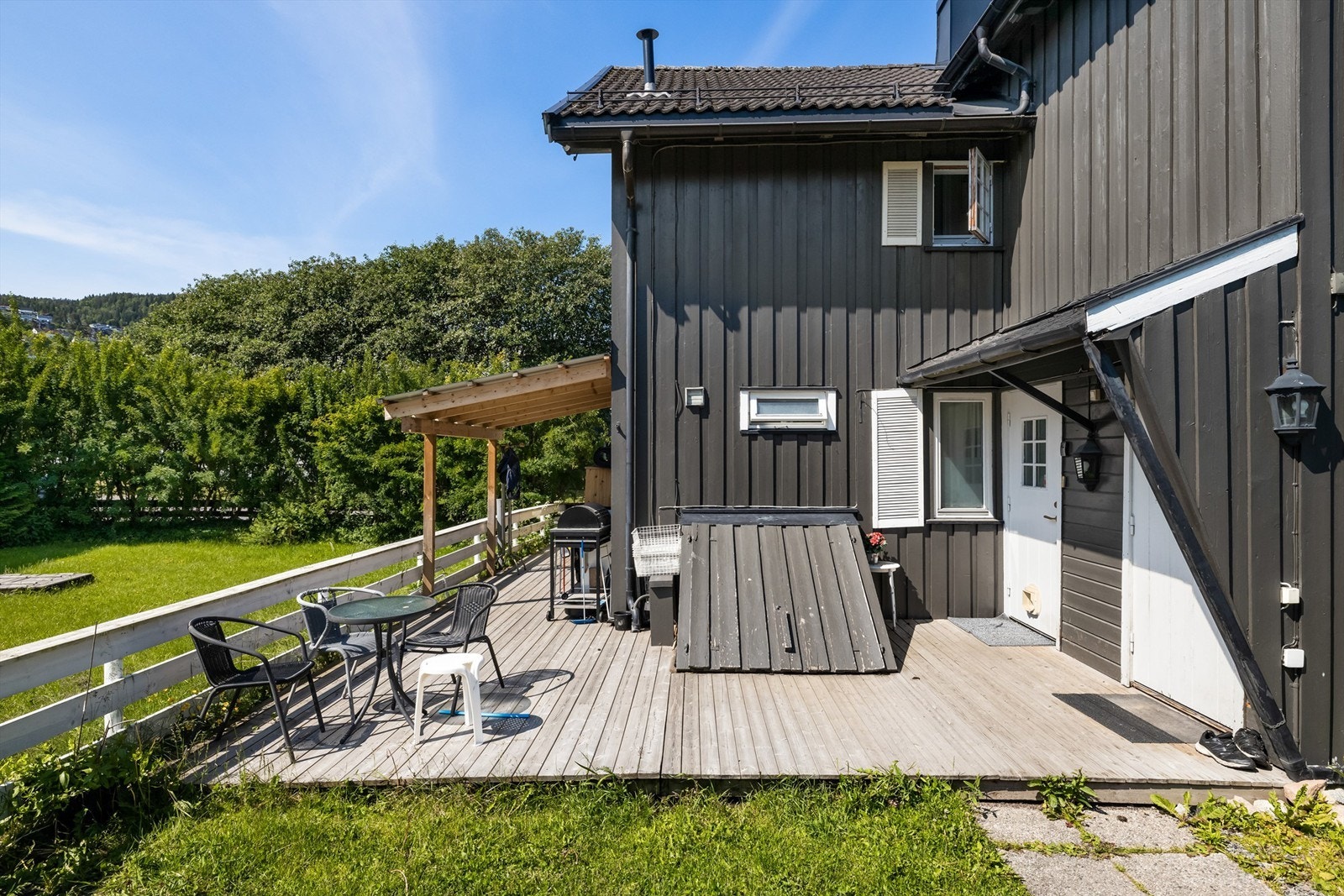 Felles inngangsparti hvor hver seksjon har hver sin inngangsdør. Galleribilde