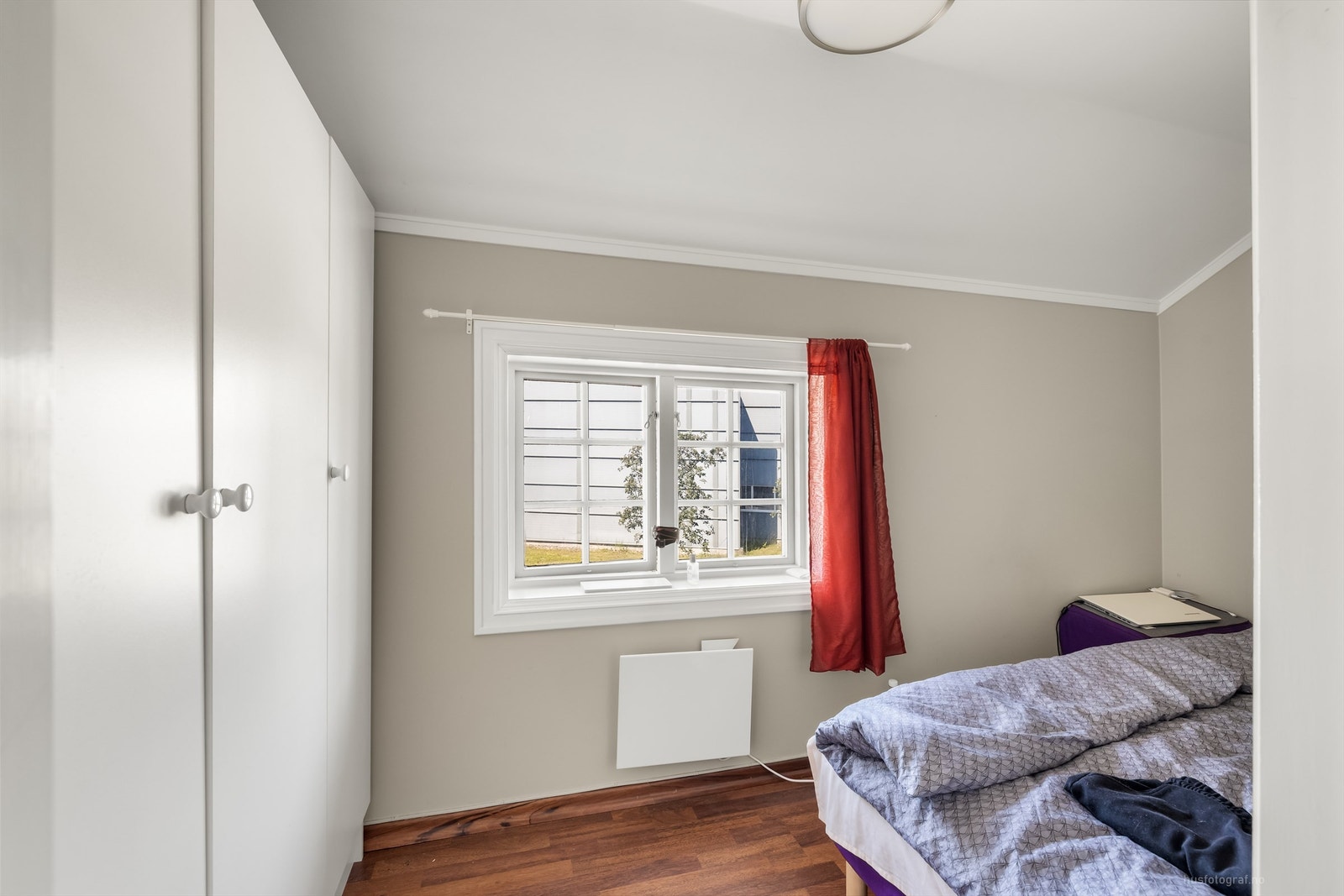 Garderobeskap medfølger handelen. Galleribilde