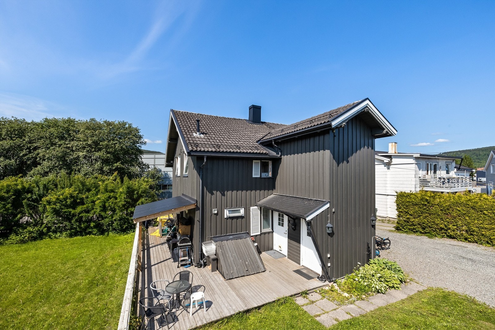 Boligen ligger i et sentrumsnært område, men samtidig tilbaketrukket og rolig. Galleribilde