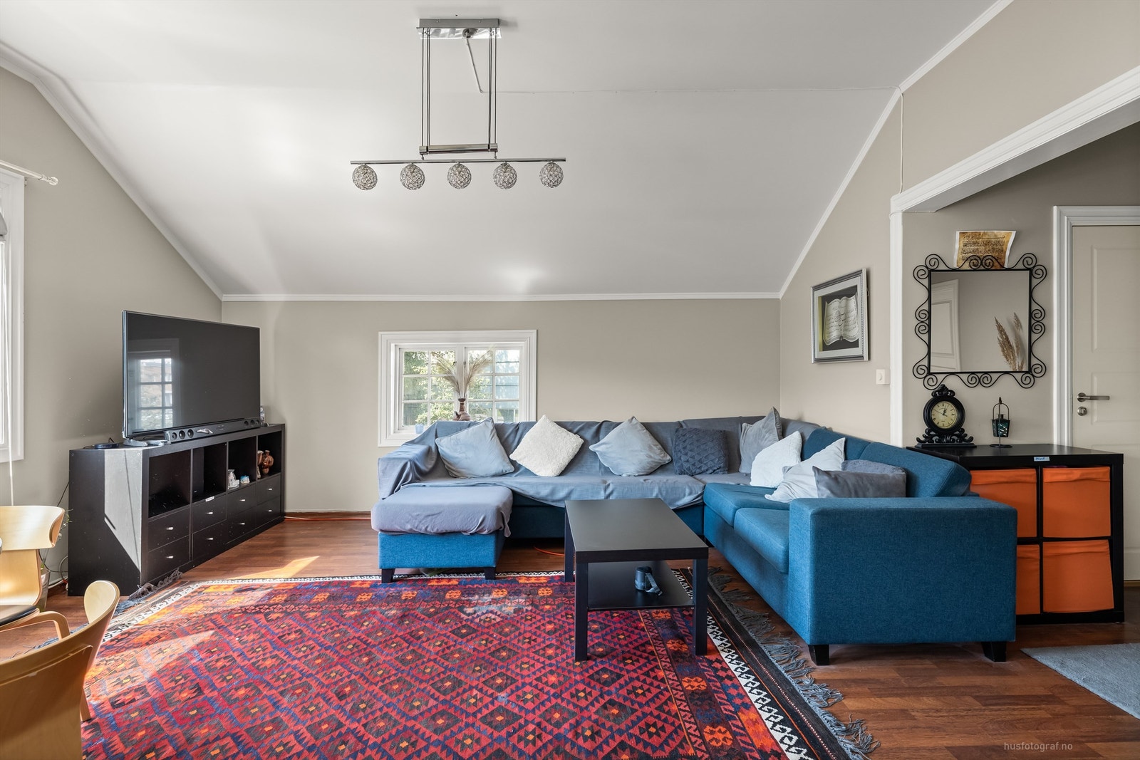 Overflater består av laminat og malte vegg- og himlingsflater. Galleribilde