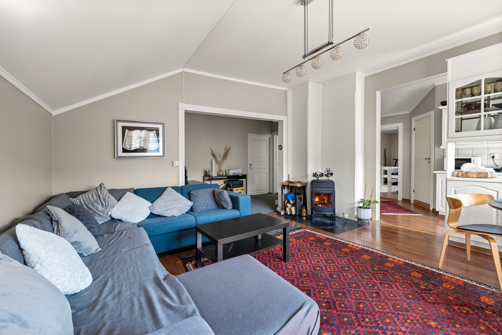 Stor stue med en åpen løsning mot kjøkkenet. Galleribilde